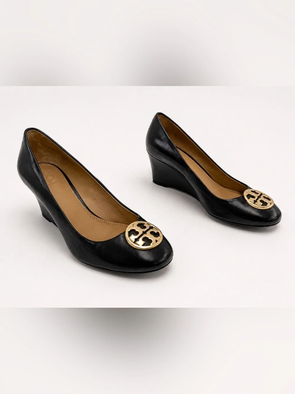 Tory Burch Caroline Wedge Pumps Black Leather Gold Logo Medallion Heels Sz 7